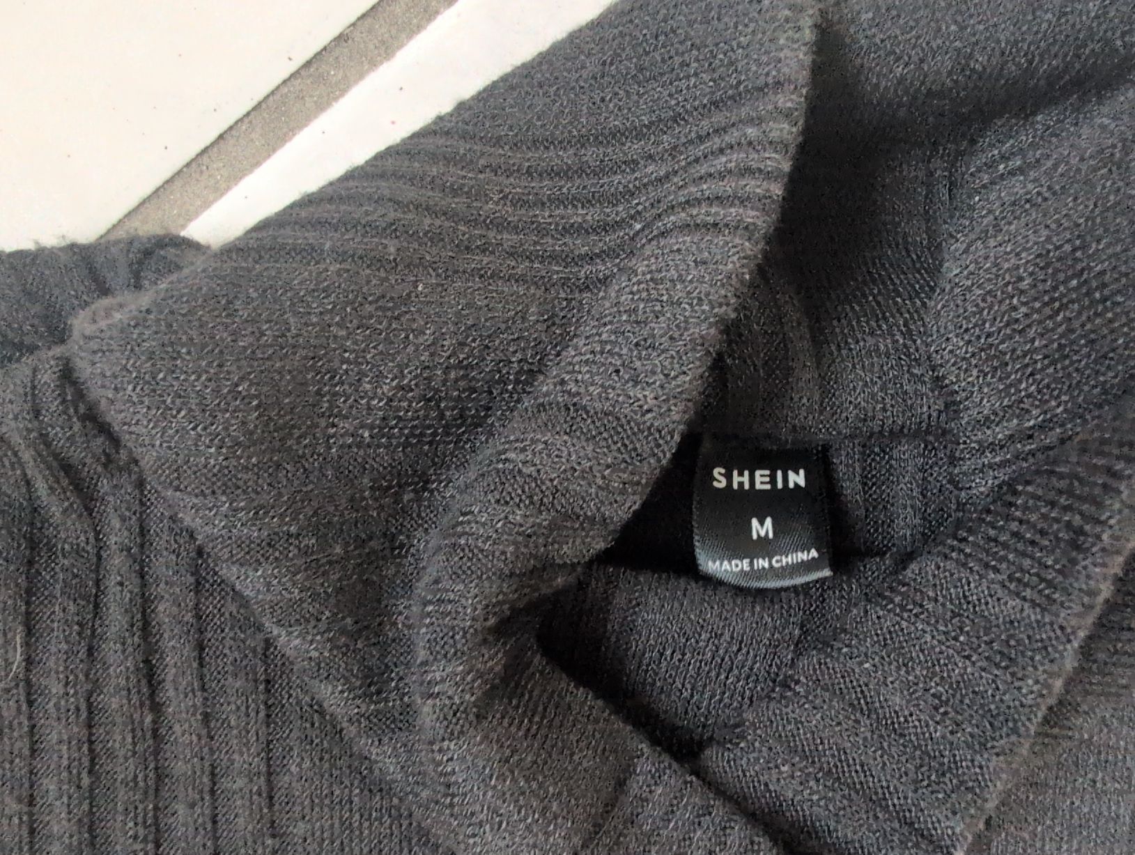 Shein Maglioni & Felpe: Pull à col roulé SHEIN noir, taille M en bon état – Usato da CORMINBOEUF venduto da savaja 1
