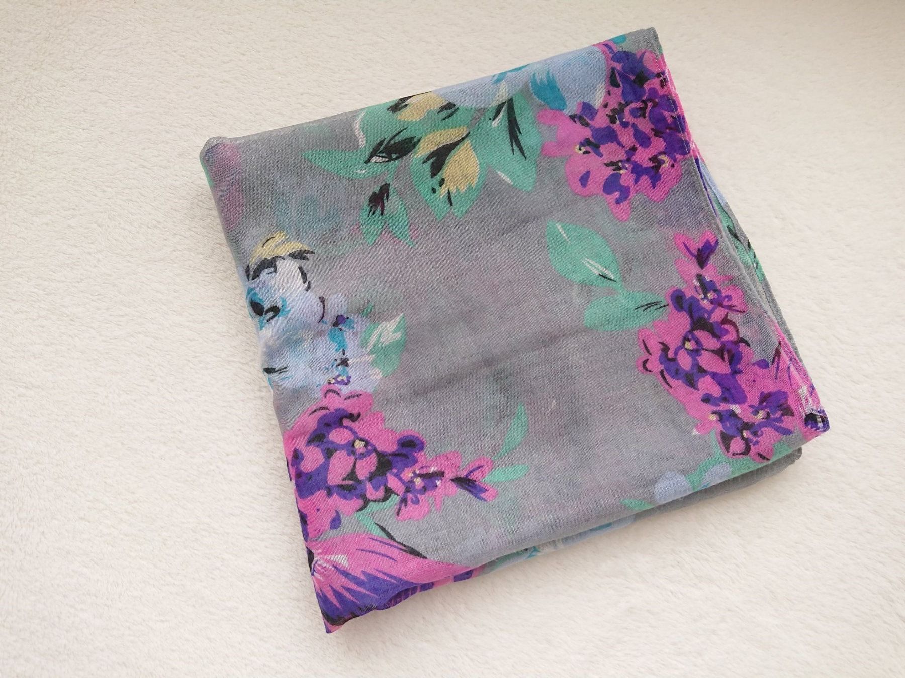 Foulard & Sciarpe: Damen Schal Chicorée ca. 50cm x 92cm Grau 100% Polyester – Usato da Hallau venduto da CHACLA 1