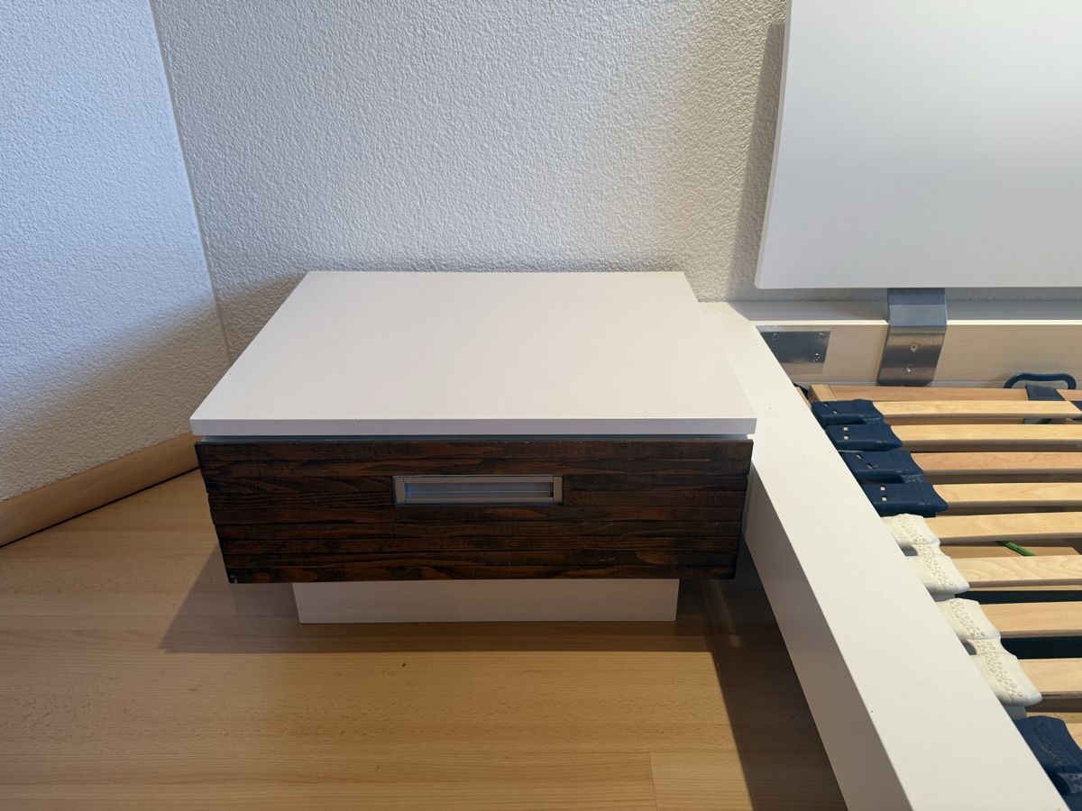 Letti: Massives Bett 180x200cm mit Nachttischen weiss – Usato da Ibach venduto da Irenei 1
