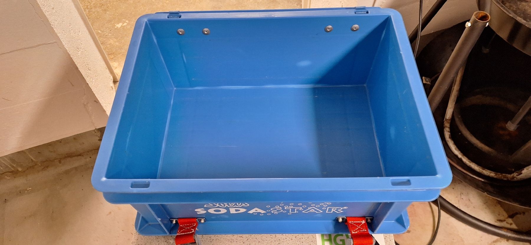 Caisses de transport: Boxen mit Deckel und Gurten – D'occasion à Neftenbach par bzost 1