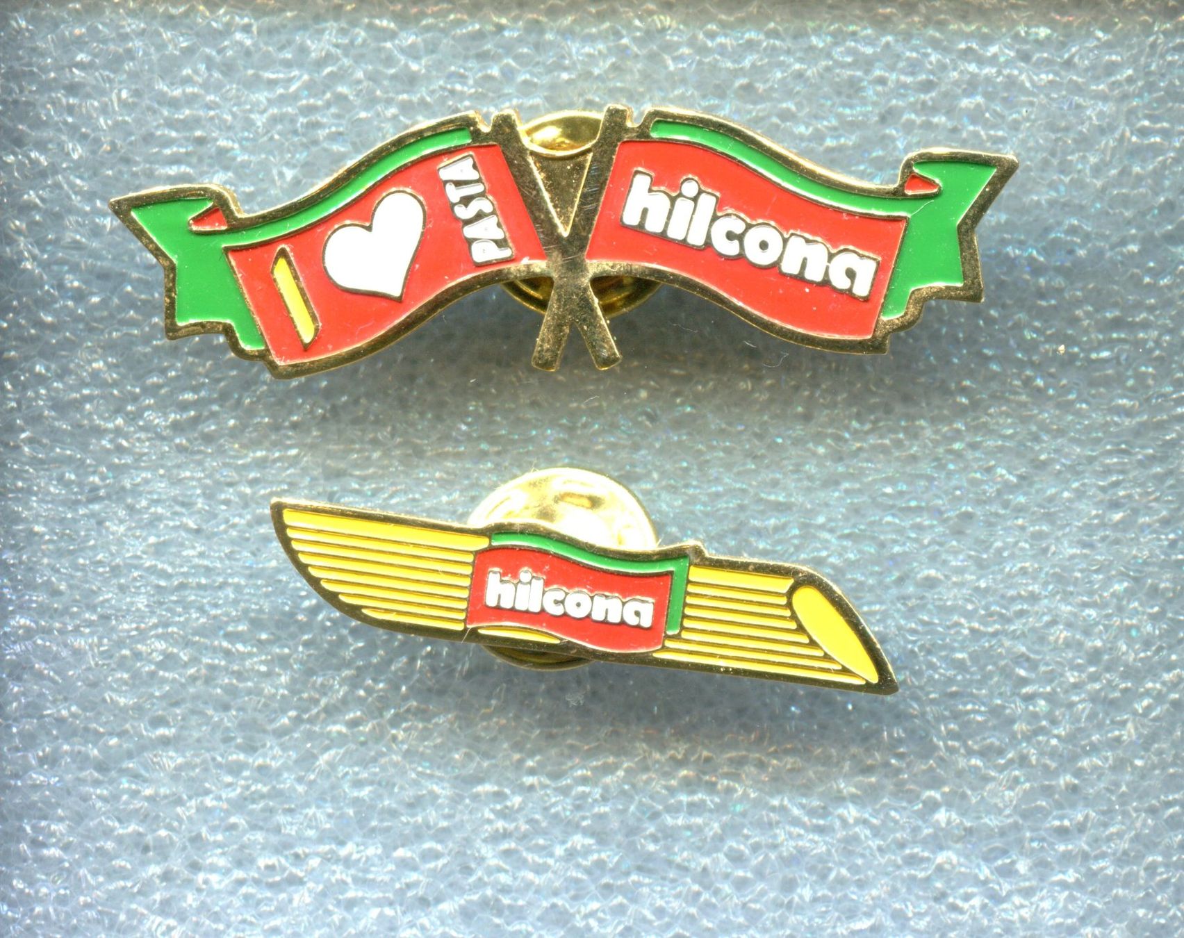 Placchette & Badge: 2 Pins  holcona PASTA – Usato da Winterthur venduto da Sammleroase
