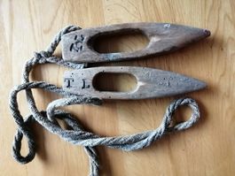 2 Antike Holznadeln mit Initialen TL für Heubürdeli machen