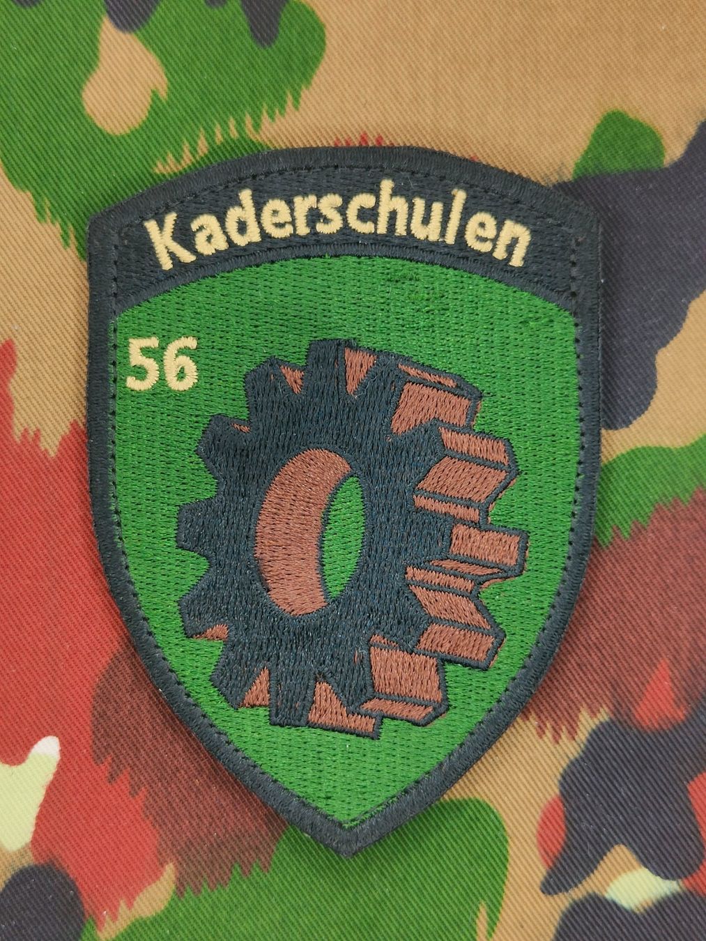 Schweizer Armee Uniformi: Verbandsabzeichen Kaderschulen 56 – Usato da Bauma venduto da SwissMilitaria