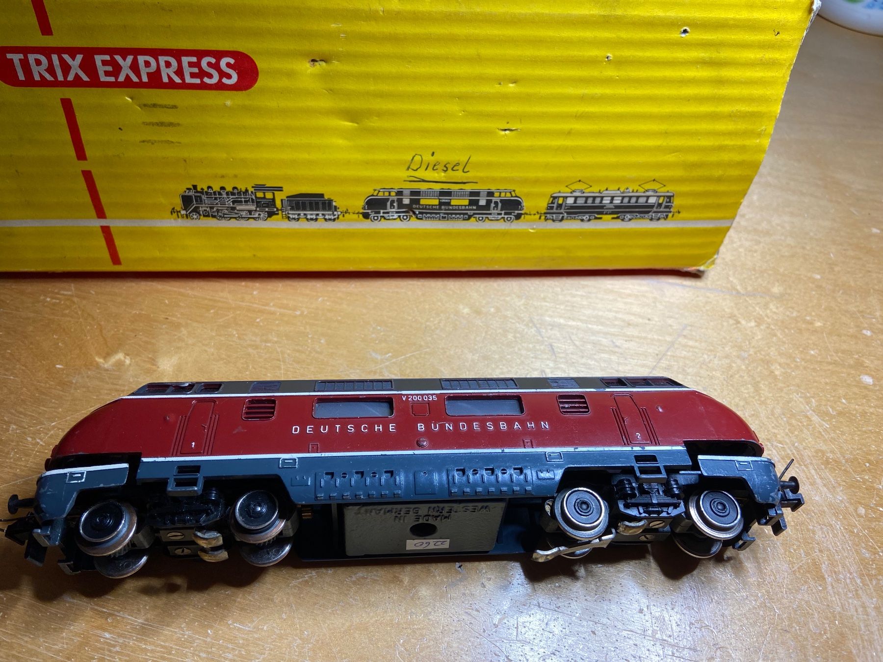 Trix Modelleisenbahnen: Trix Express V 200 – Gebraucht aus Basel von Relaphe
