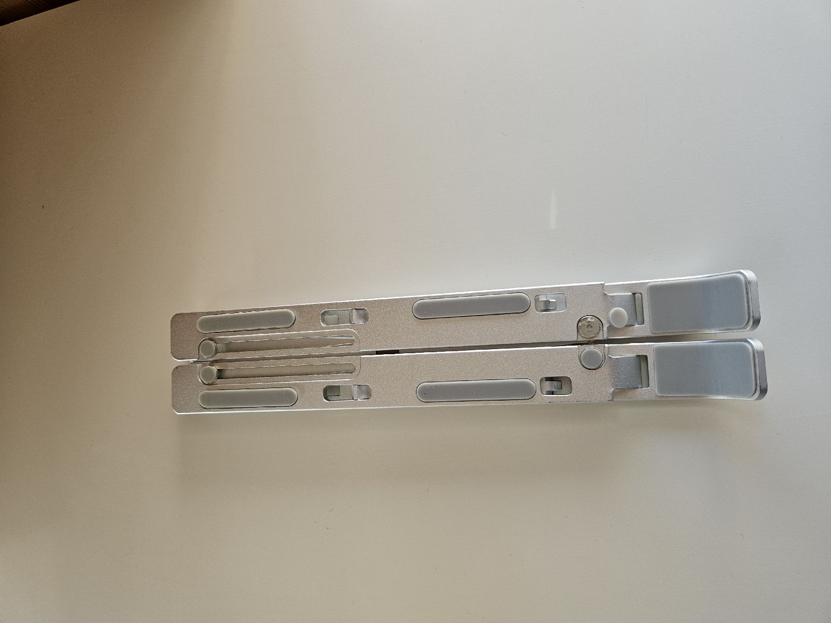 Racks & Cavalletti: Adjustable laptop stand, verstellbar Laptop Ständer. – Usato da Zürich venduto da Giuseppe77 2
