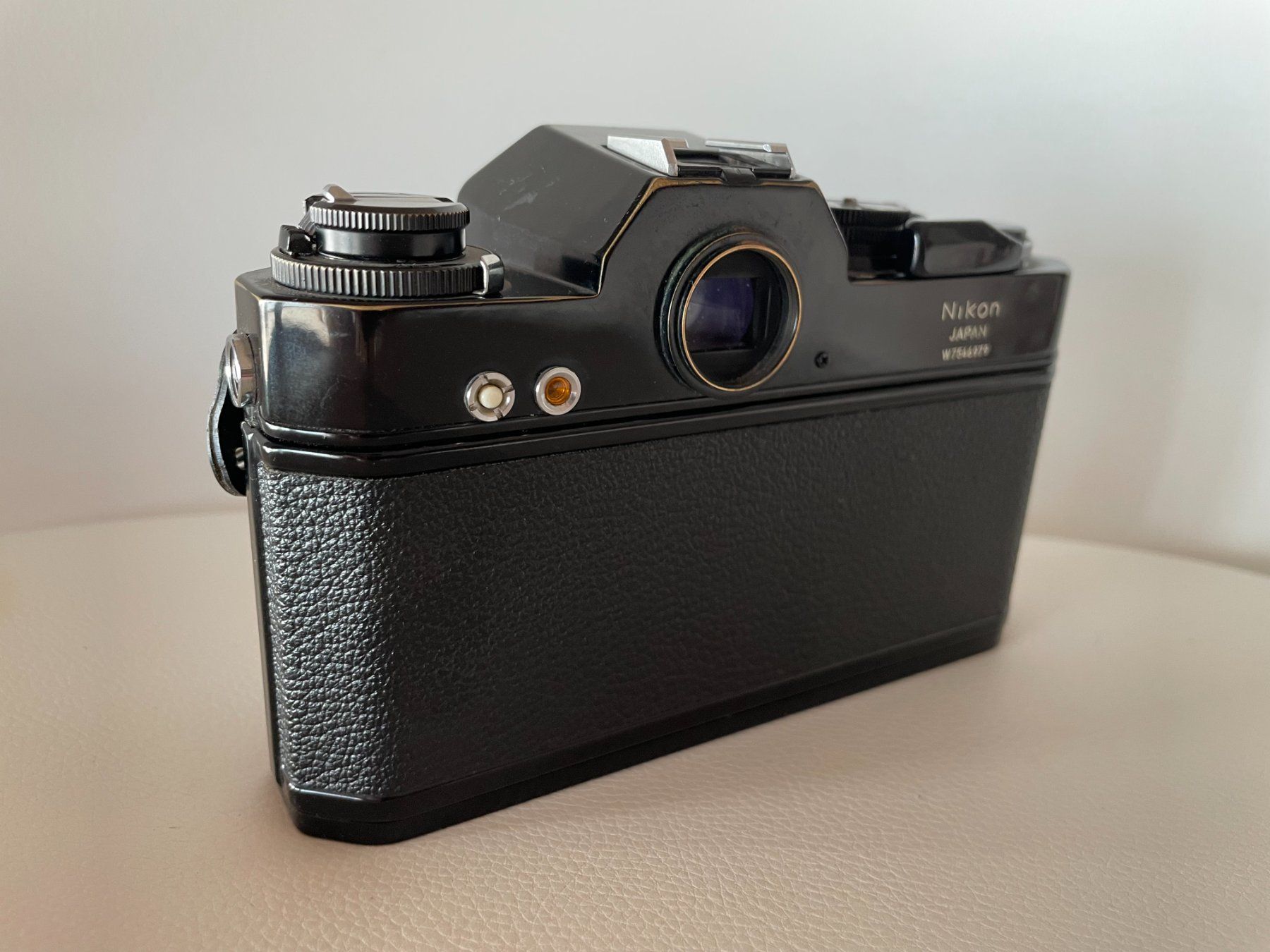 Nikon Fotocamera: Nikon Nikkormat EL Black – Usato da Petit Lancy venduto da gil_hr6v 3