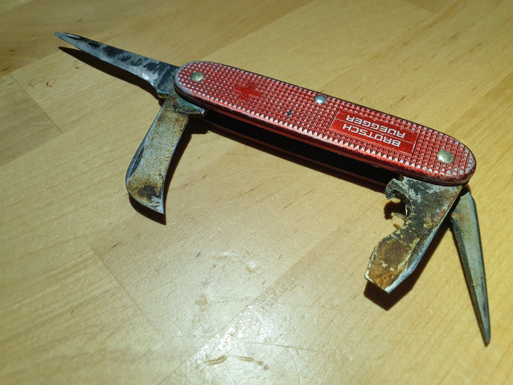Victorinox Coltelli tascabile: Rot Victorinox Sackmesser Oc Aloc Rüegger – Difettoso da Val D Illiez venduto da SnowRoof