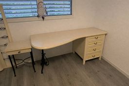 Kinderzimmer mit Schrank, Pult, Bett, Nachttisch in Weiss