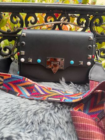 Stylische Crossbody Bag mit Nieten & Boho-Gurt