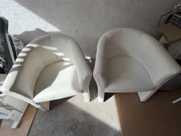2 weisse Sessel