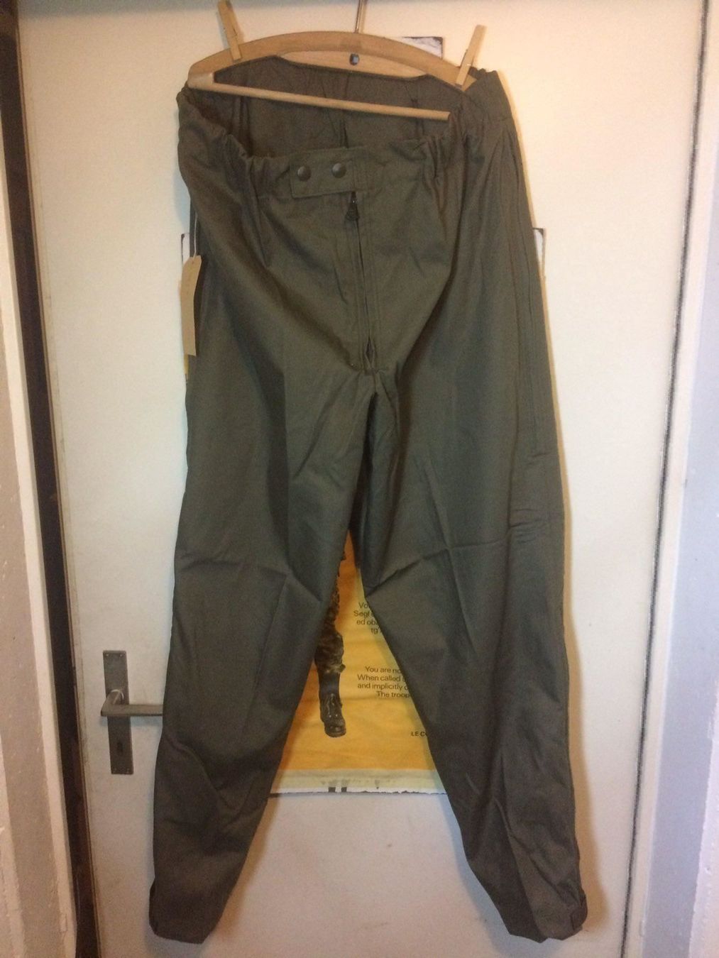 Schweizer Armee Pantaloni: Schweizer Armee Militär Uniform Windschutzhose Gr.48/76 – Usato da Madiswil venduto da TEMISO