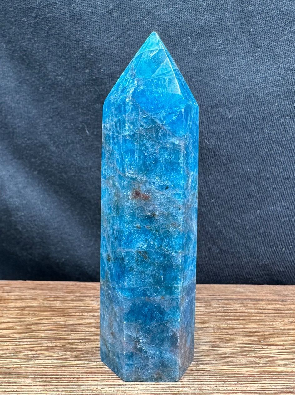 Minerali & Pietre curative: Blauer Apatit Obelisk, Turm, Spitze – Nuovo e nell'imballaggio originale da Männedorf venduto da Handschmeichler