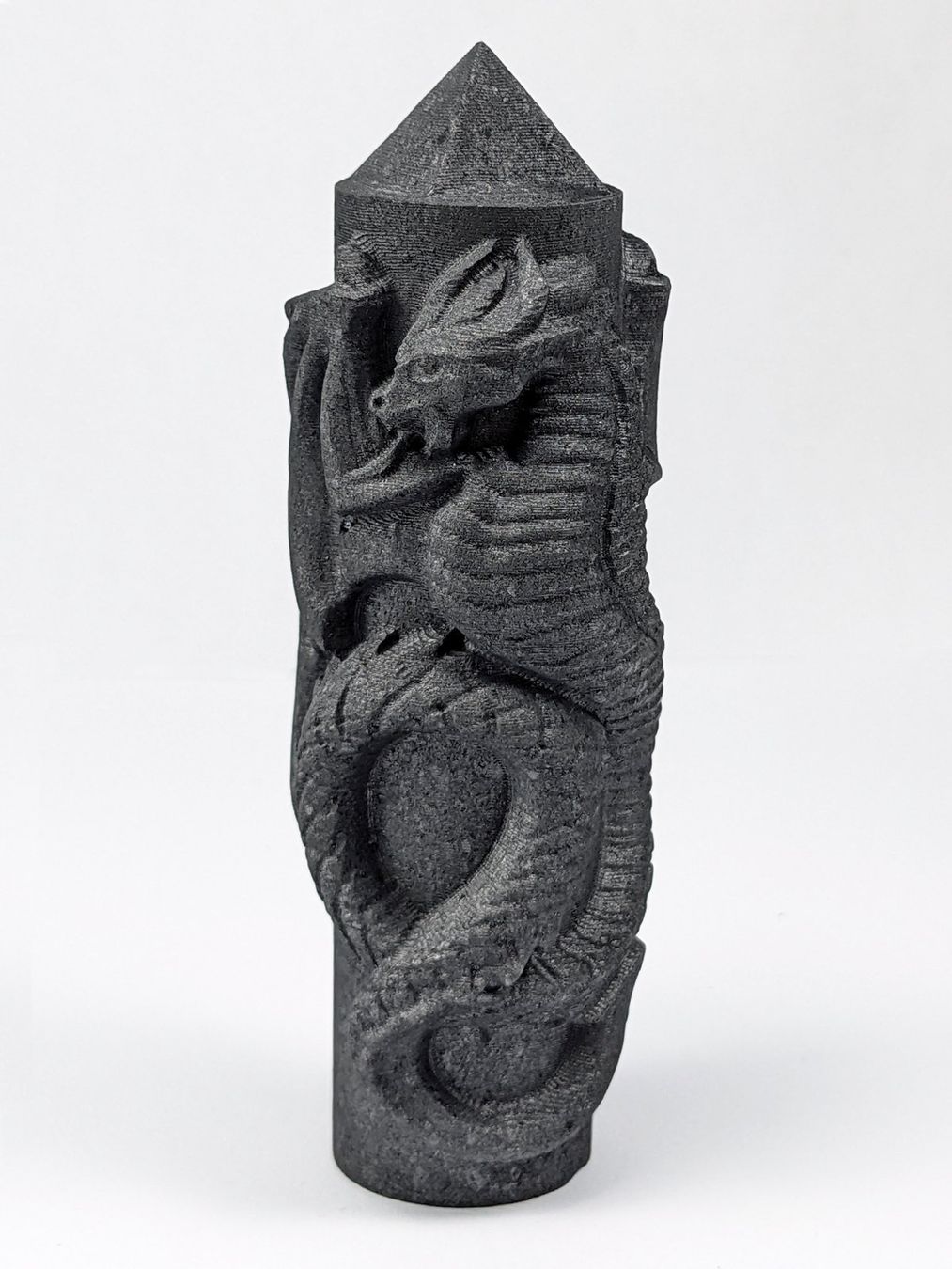 Minerali & Pietre curative: Schungit Turm mit Drachen 10,1cm – Nuovo e nell'imballaggio originale da Meilen venduto da StoneGarden