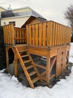 Spielhaus aus Holz mit Terrasse und Unterbau gebraucht
