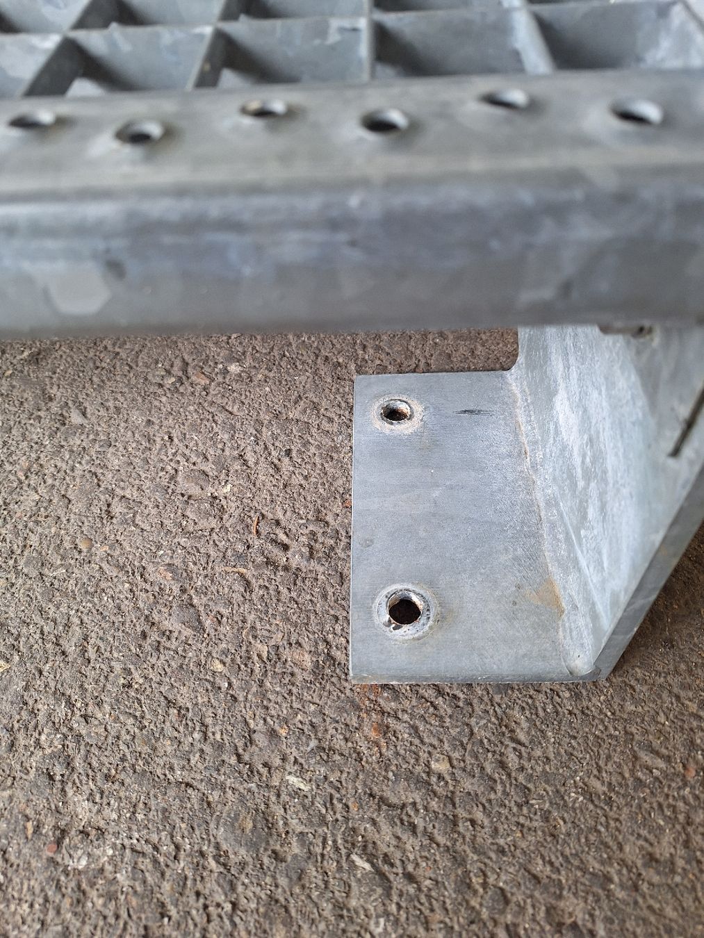 Treppen: Metalltreppe Stahltreppe Verzinkt Neu Robust 5 Stufen – Neu (gemäss Beschreibung) aus Willisau von Abei 5