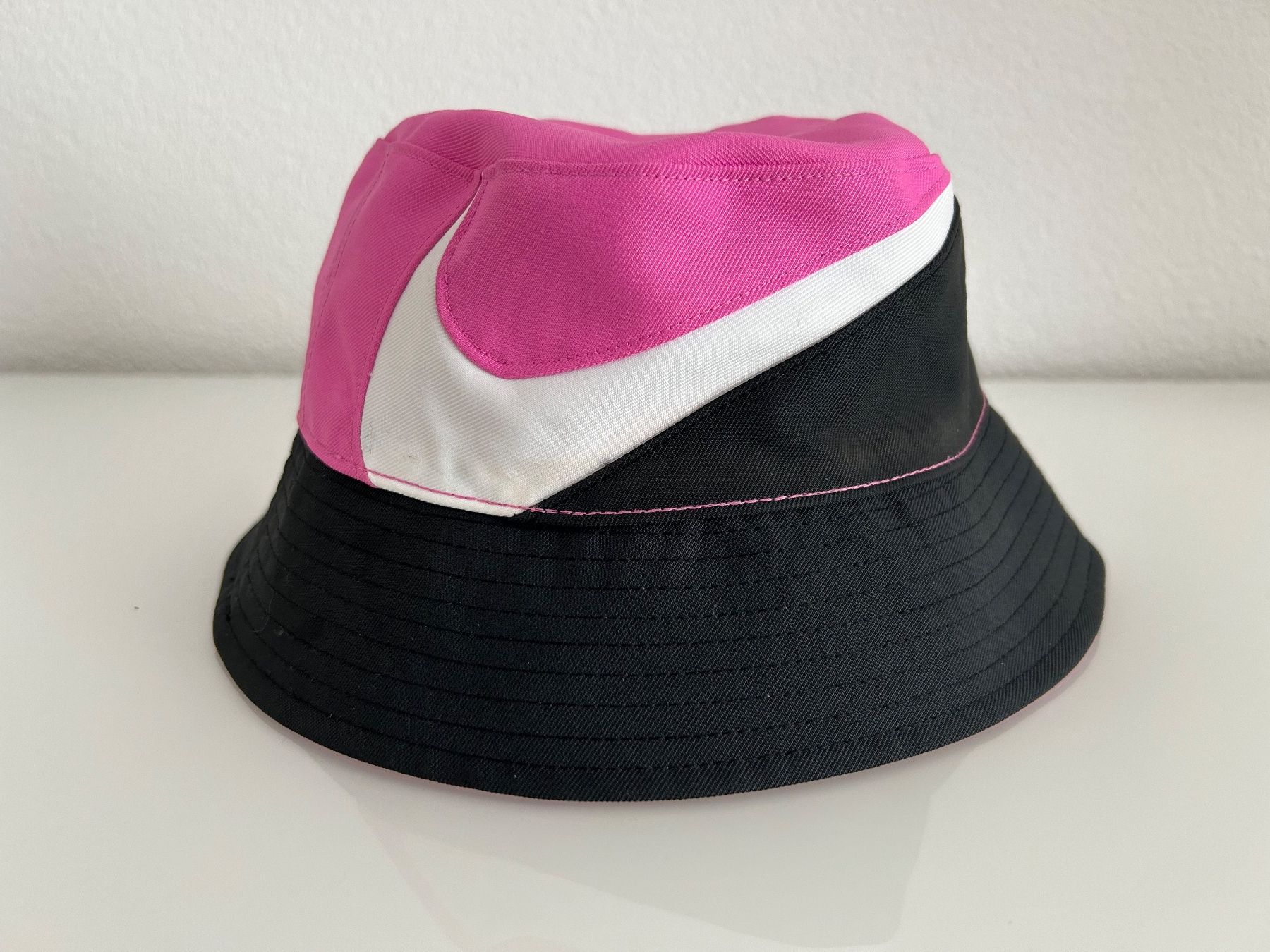 Nike Copricapi, berretti & cappellini: Nike Hut, beidseitig tragbar, 37 cm. – Usato da Horn venduto da Resvi 1