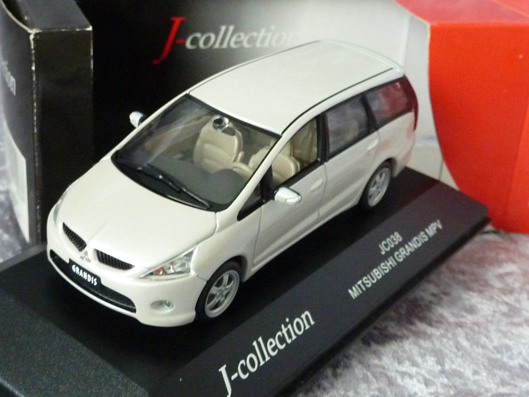 Mitsubishi Modellini d'auto: Mitsubishi Grandis MPV  1:43 – Nuovo e nell'imballaggio originale da Dürrenäsch venduto da modellautos4you