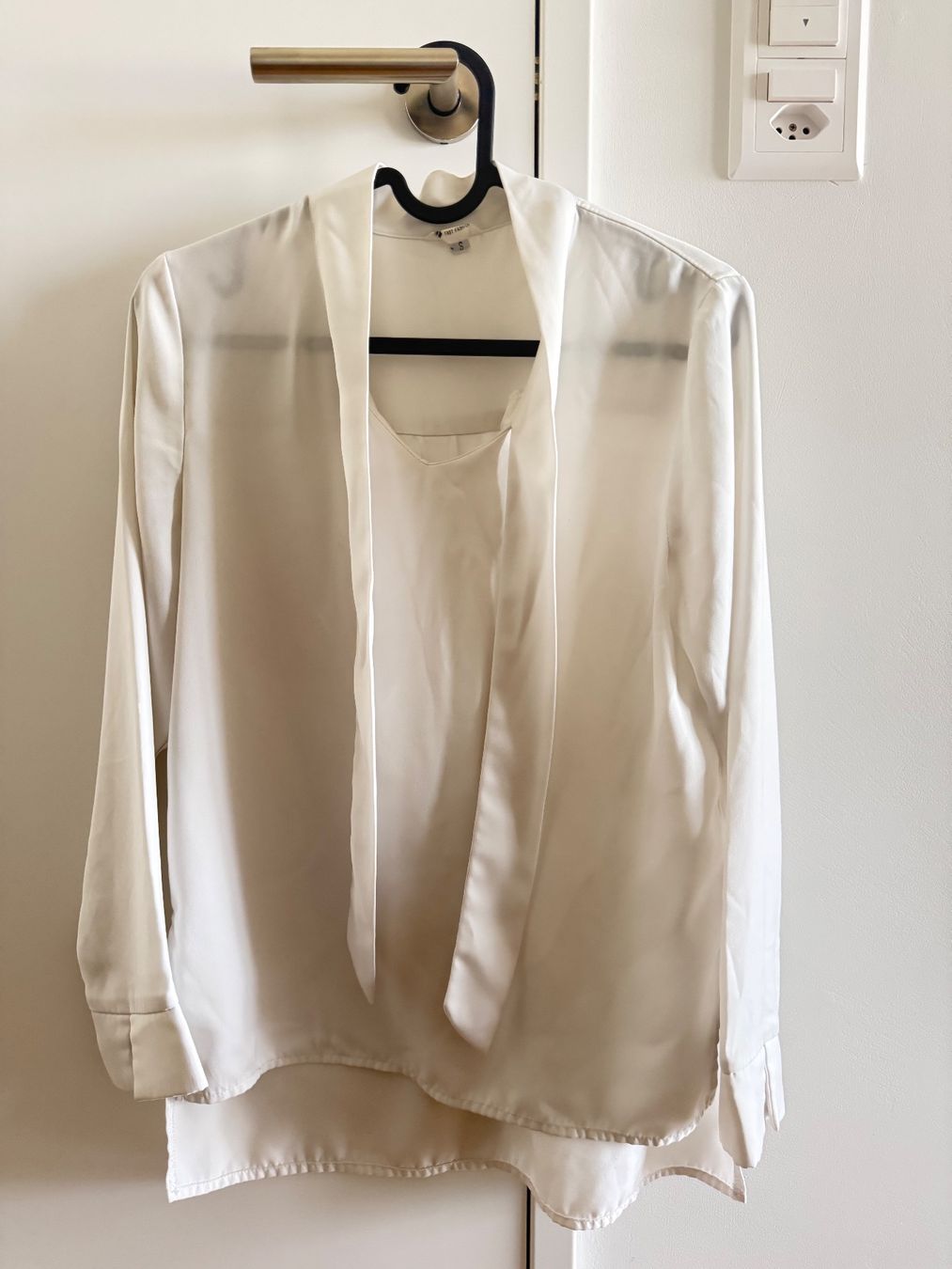 Blusen: Blouse with tie neck white size S – Gebraucht aus Dübendorf von zhe_69pd 2