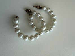 Elegante Ohrringe mit Perlen - Creolen