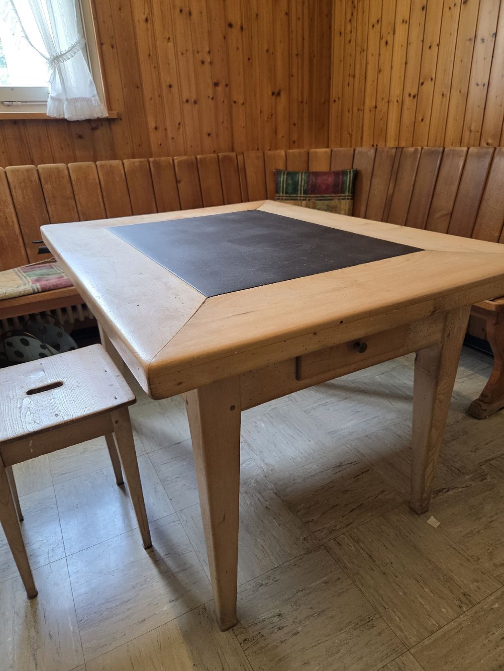 Tavoli: Rustikaler Holztisch mit Schiferplatte & Hocker – Usato da Muotathal venduto da sch_h6cz 1