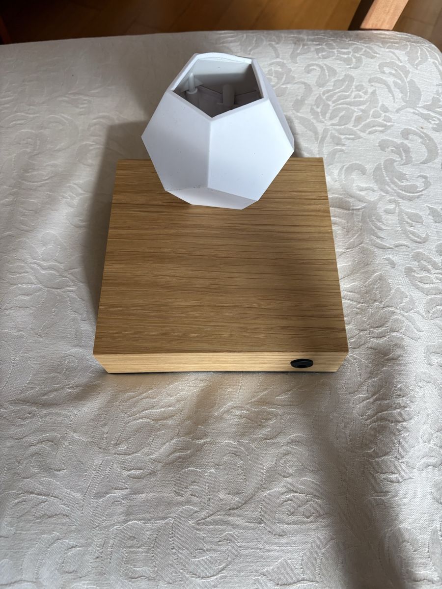 Vasi per fiori: Magnetisch schwebender Blumentopf – Usato da Zürich venduto da Espresso65 2