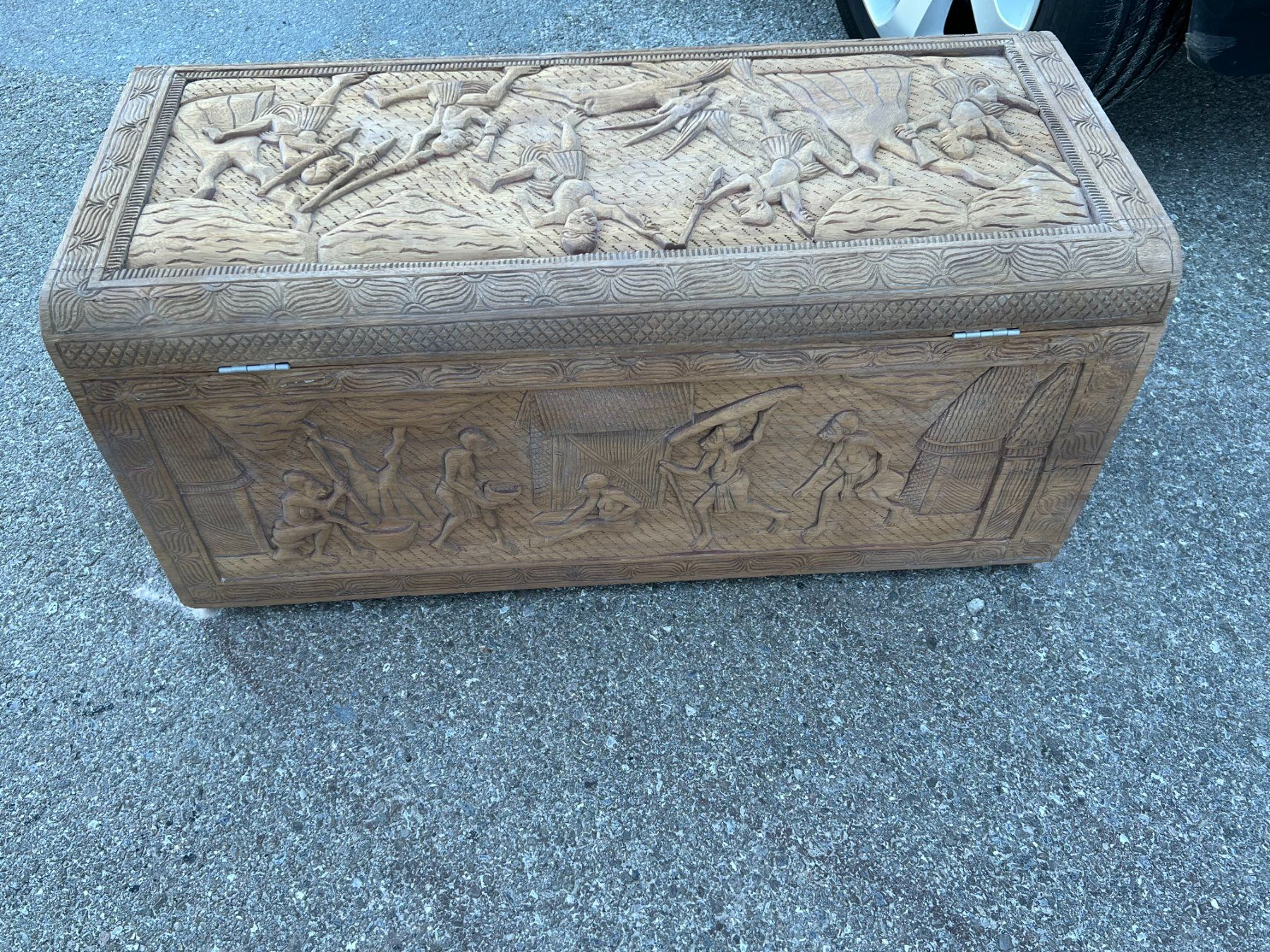 Cassapanche: ART 1087-J Bahut sculptée sablé – Usato da Pont-La-Ville venduto da BCMGLEAL 3