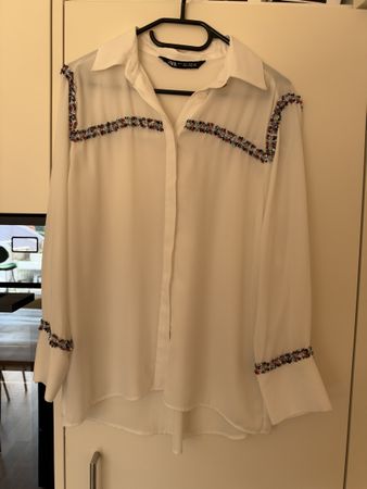 Zara Bluse weiss mit bunten Applikationen Grösse S