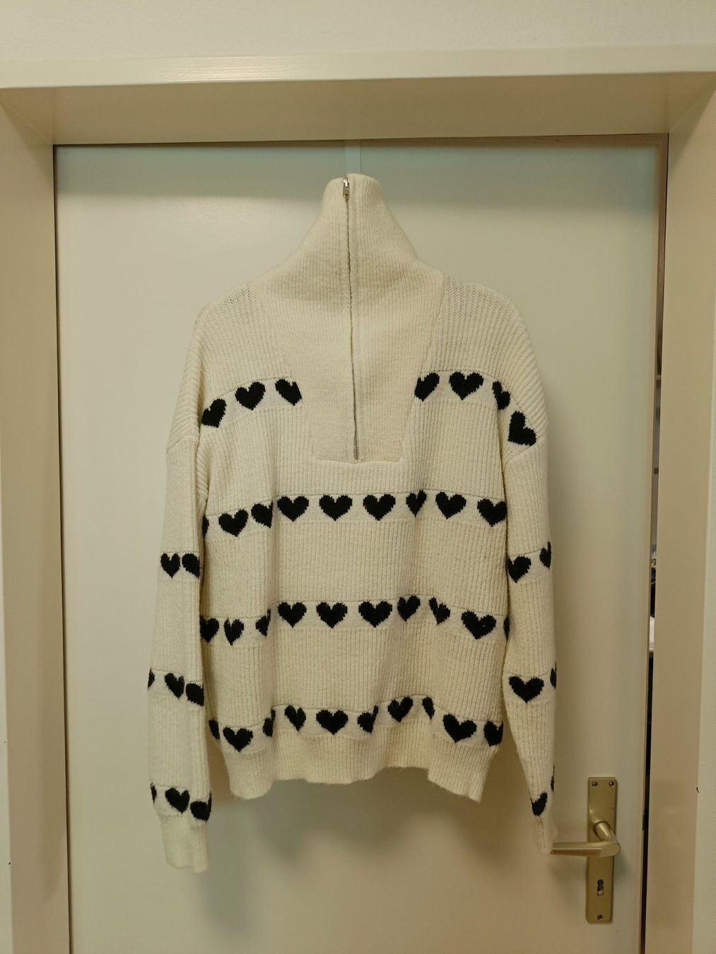 Maglioni & Felpe: Copperose Pullover weiss mit schwarzen Herzen, ca. M – Usato da Zürich venduto da Atelier.Second 6