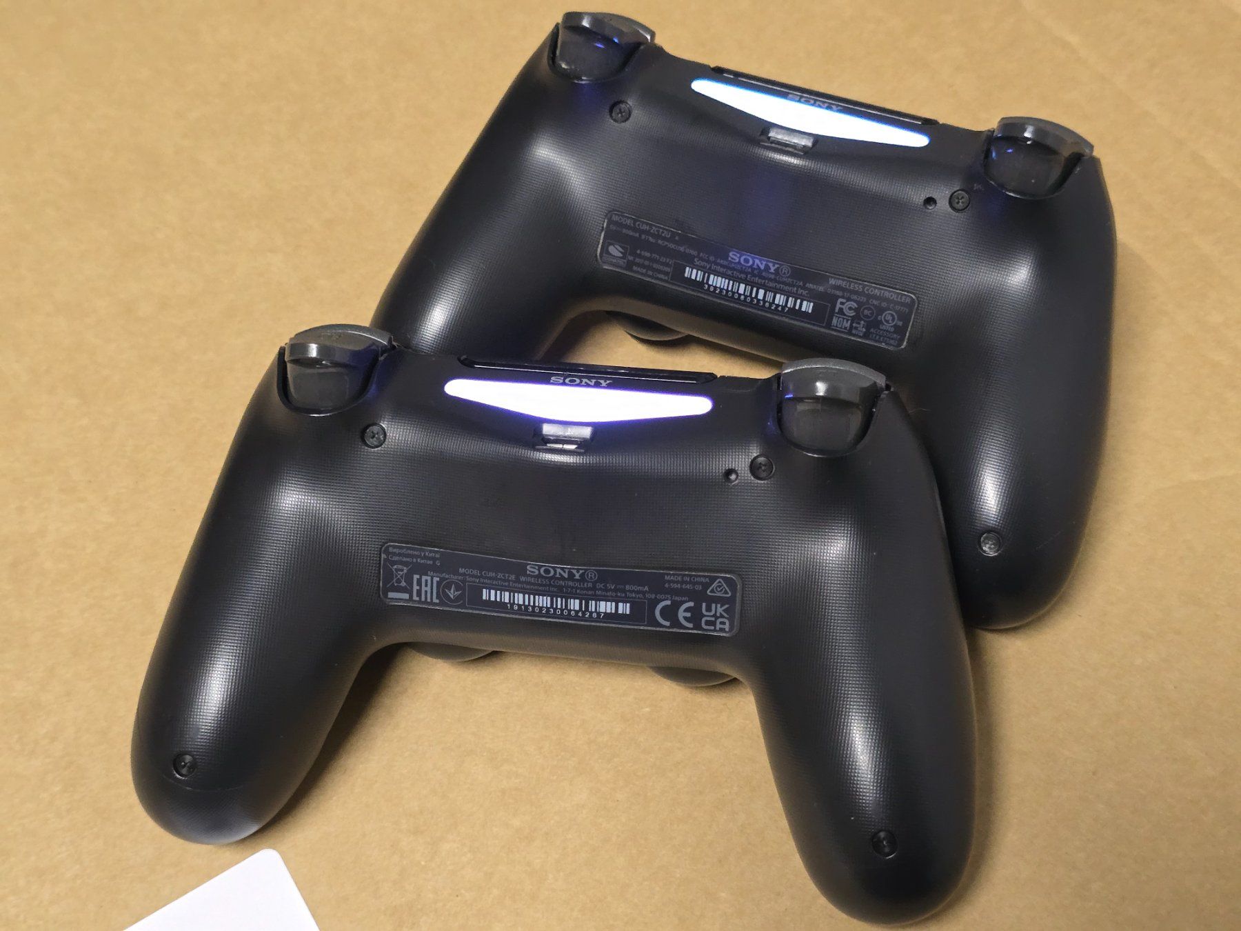 Sony Controller: 2x PS4 Original Controller – Jet Black – Usato da Basel venduto da Zait 2