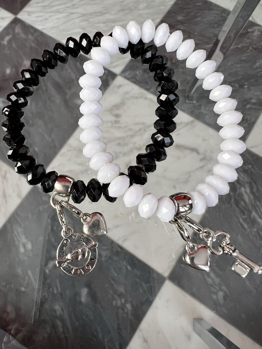 Bracciali & Braccialetti: Armband schwarz und weiss mit Charms – Nuovo (secondo la descrizione) da Zürich venduto da car_x52z 2