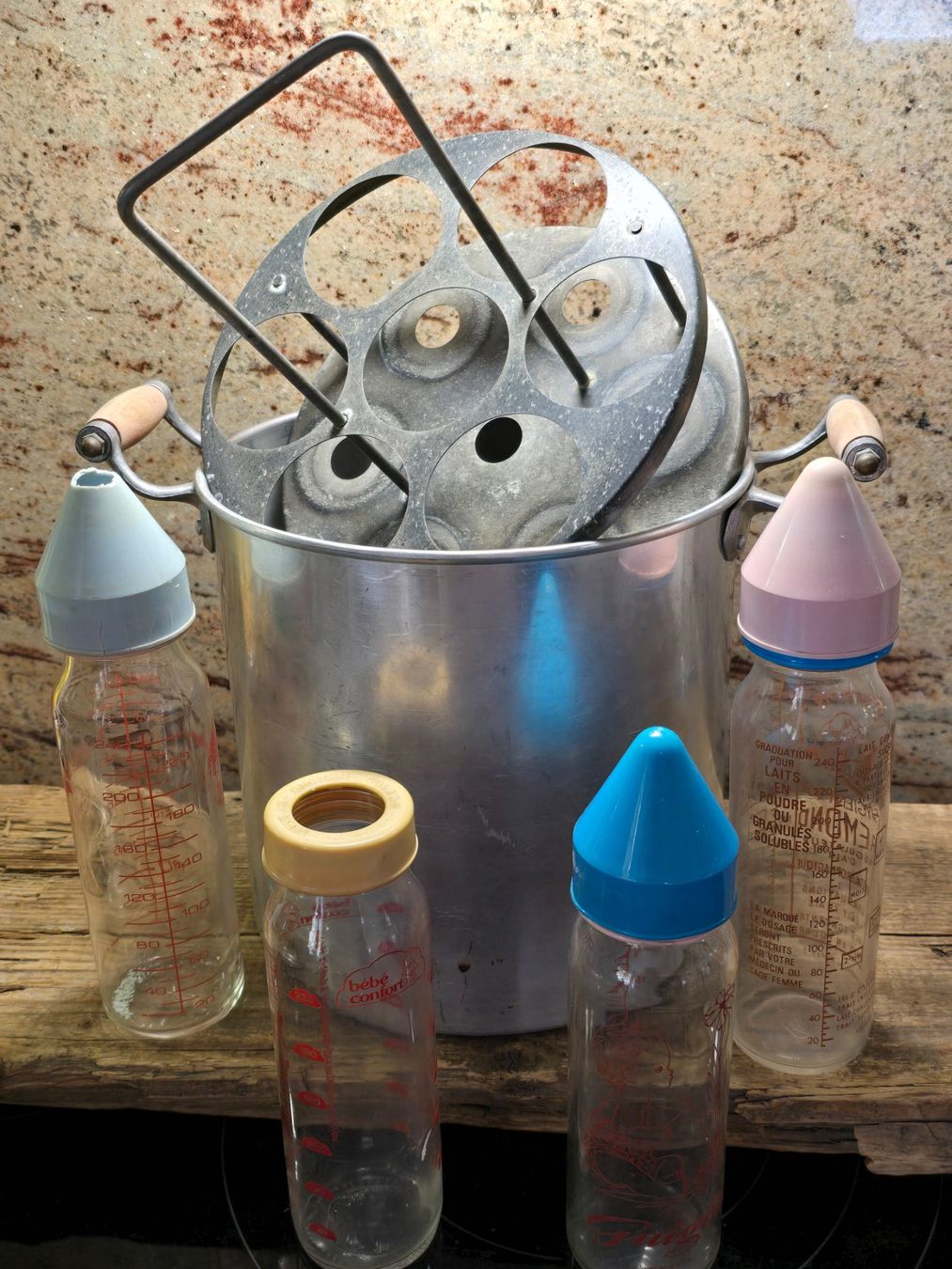 Flaschen: Antiker Topf mit Original Glasflaschen – Gebraucht aus Walkringen von Vanuca 4