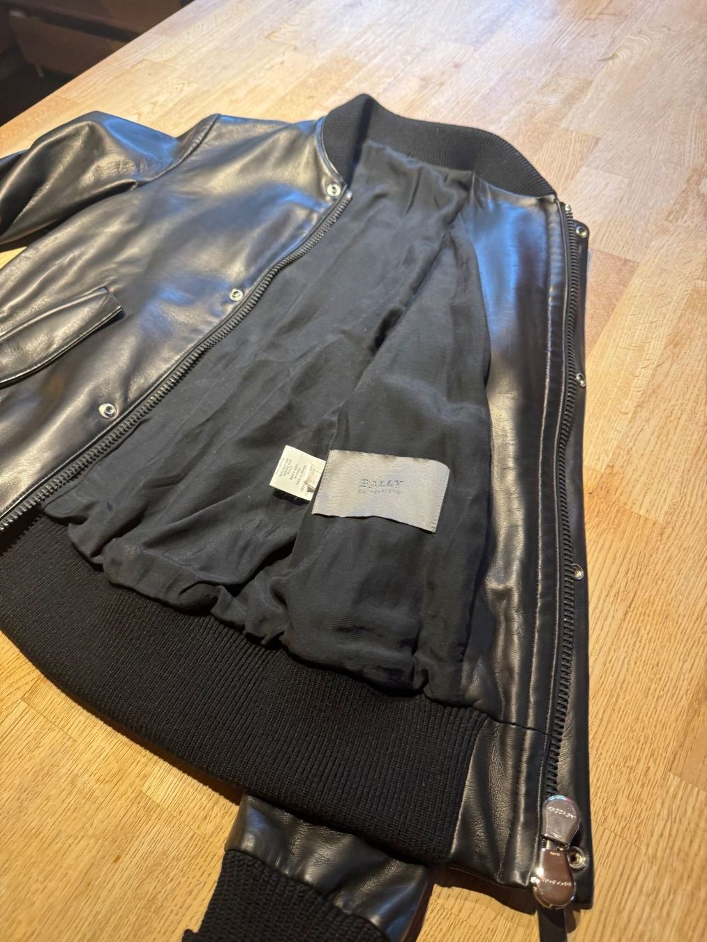 Bally Giacche: Bally Black Lambskin Leather Bomber Jacket – Usato da Grund b. Gstaad venduto da ReLuxe 6