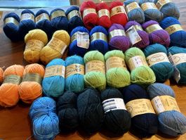 35 x Woll Butt Söckli Wolle diverse Farben neu 50g Knäuel