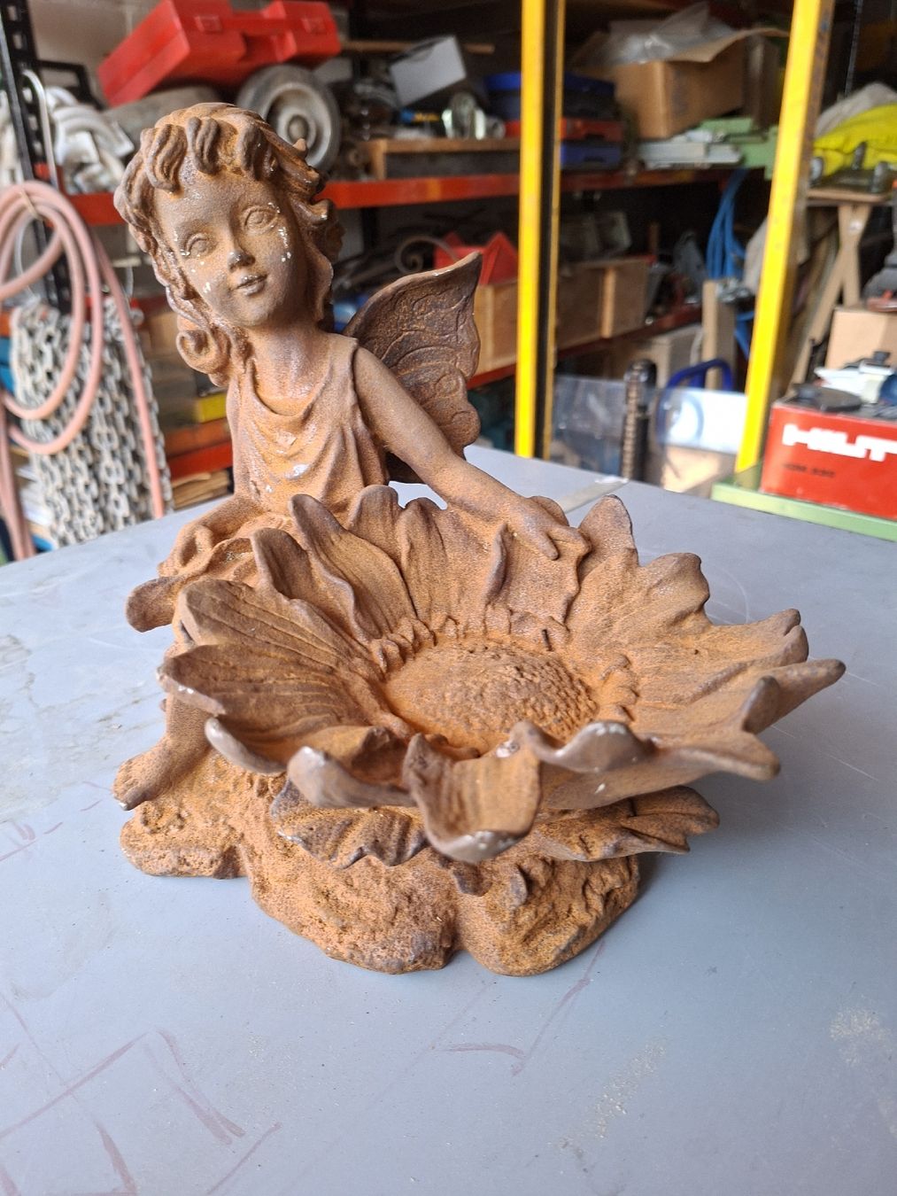 Figuren: Gartenfigur Fee mit Blume Rost Gusseisen  – Neu (gemäss Beschreibung) aus Grossdietwil von hufi10