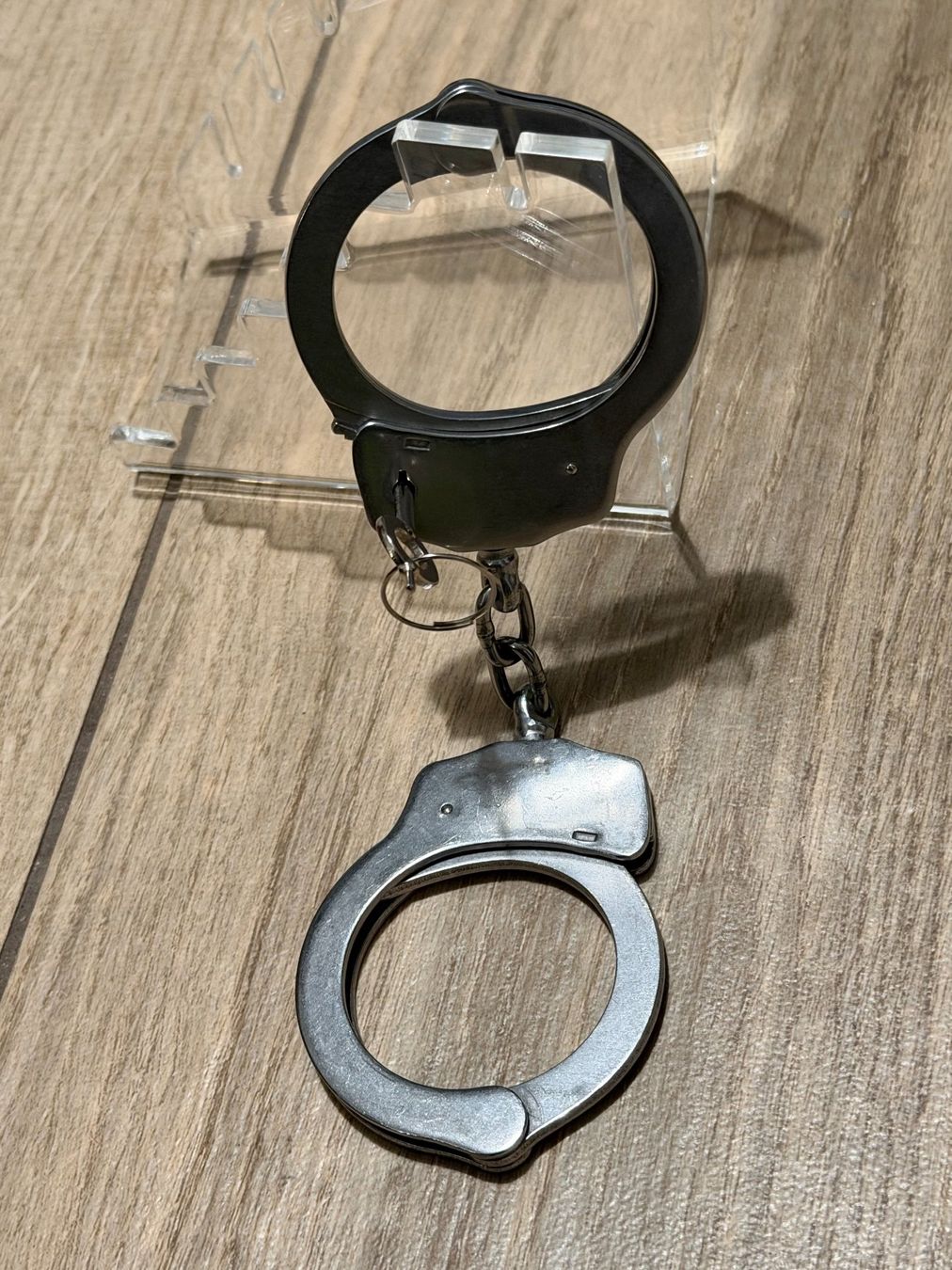 Autres événements d'entreprise et fêtes: Metall-Handschellen mit Kettenverbindung und Schlüssel – D'occasion à Liestal par ElektraG 3