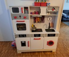 Spielküche mit viel Zubehör für kleine Köche