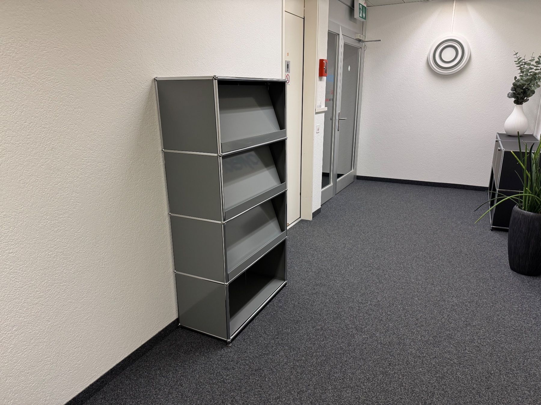 USM Scaffali: Usm Plakat Ständer  Mittelgrau Lieferung gratis – Usato da Thun venduto da Thuno6