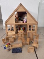 Schönes Holzpuppenhaus mit Möbel für fantasievolle Kids