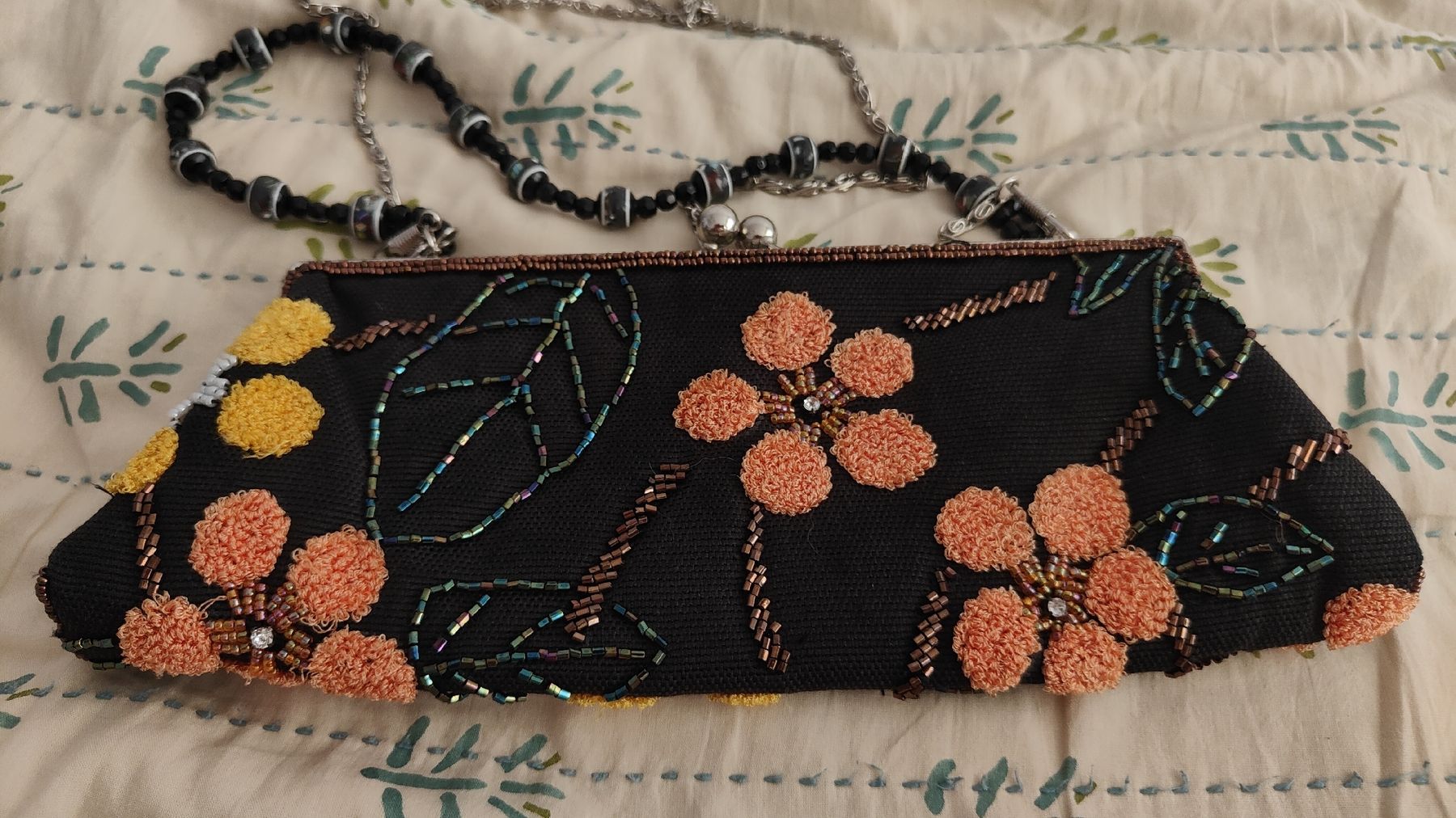 Borse da donna: Abendtasche schwarz bestickt mit Blumen und Kette – Usato da Hinwil venduto da her_2t5p 4