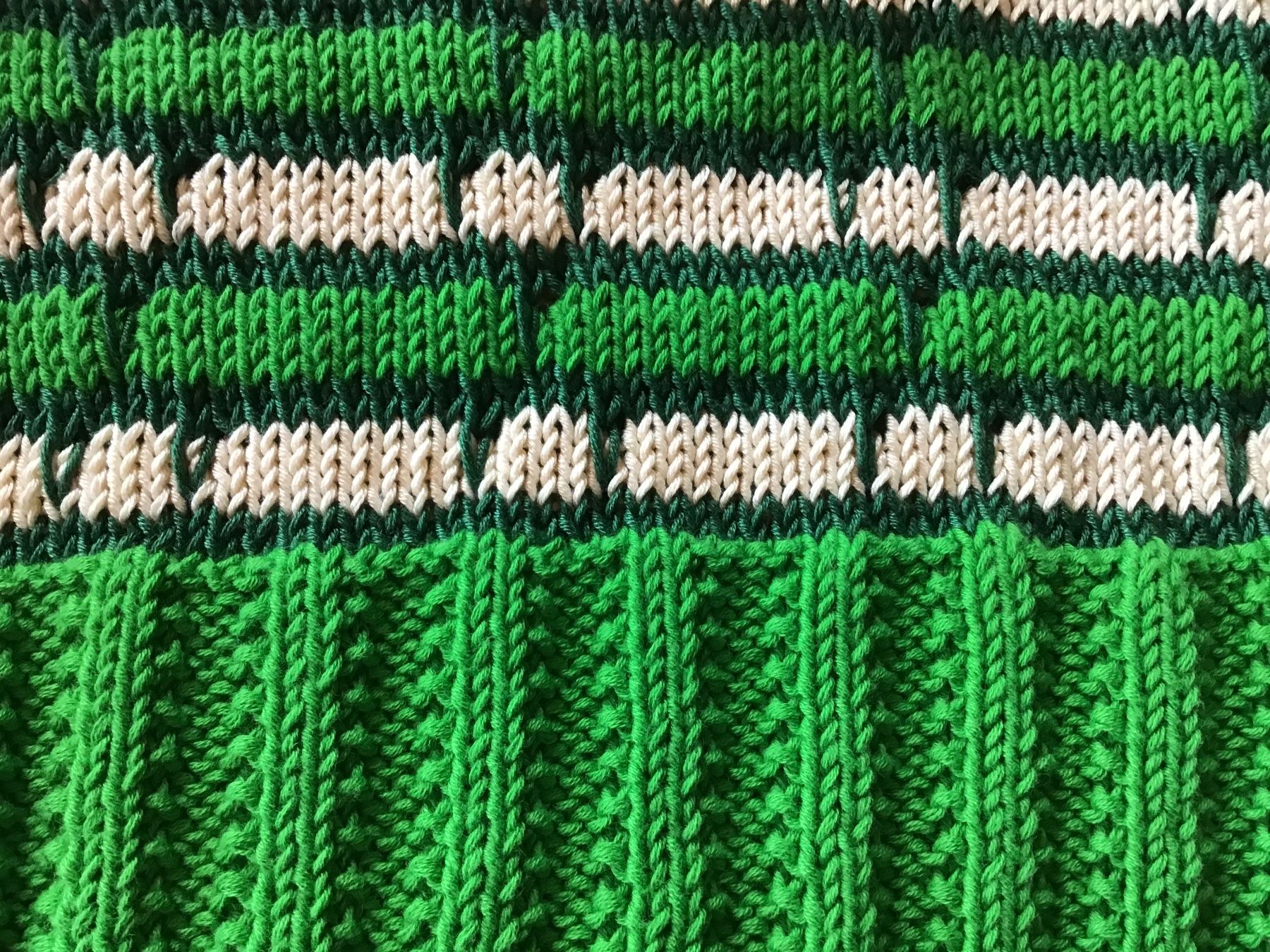 Maglioni & Felpe: Handgestrickter grüner Kinder Pullover, Grösse 110-116 – Nuovo (secondo la descrizione) da Weggis venduto da Tupferl 1