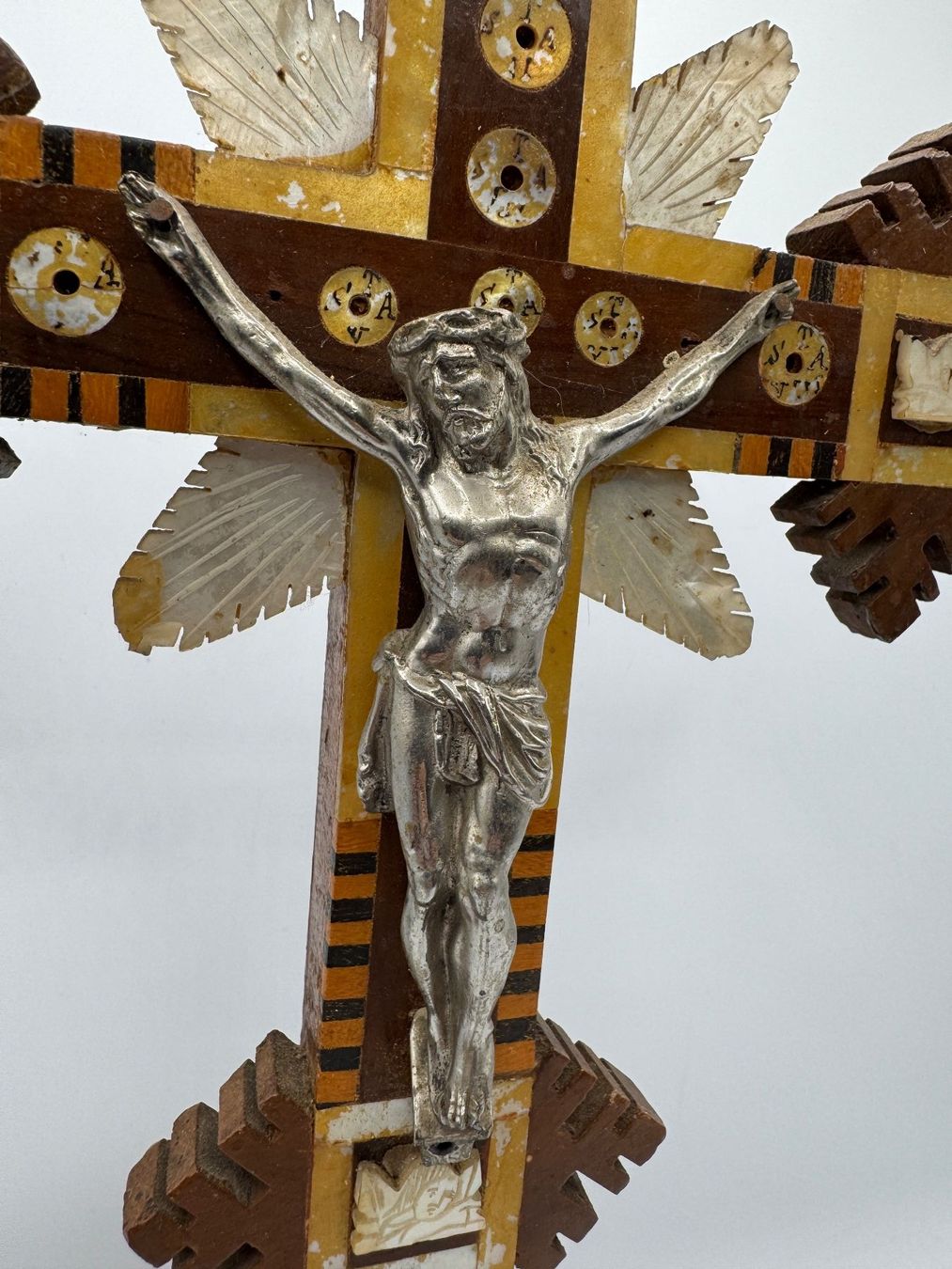 Statuette: Altes Kruzifix , Holz, religiös – Usato da Sachseln venduto da BONATI01 1