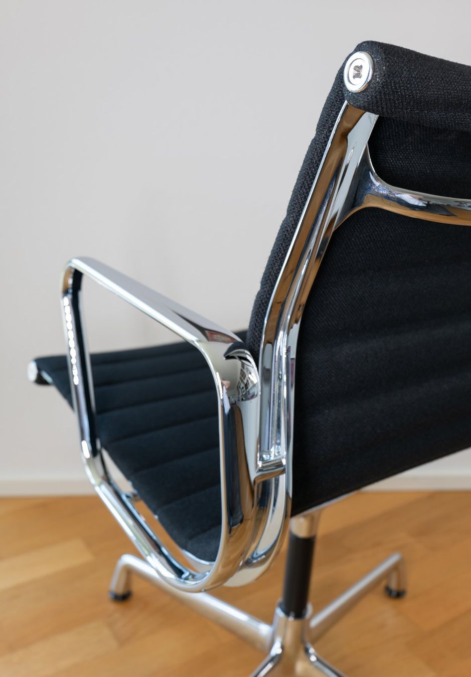 Vitra Sedie: Vitra Eames Aluminium Chair EA 104 – Usato da Zug venduto da ajaeger01 4