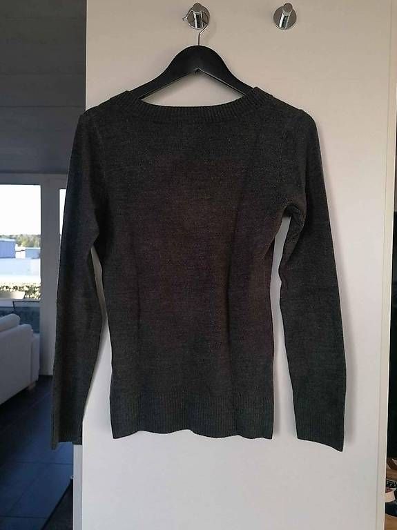 Pullover & Sweatshirts: Dunkelgrauer Pulli Gr S mit V-Ausschnitt – Gebraucht aus Nänikon von Manta87 1