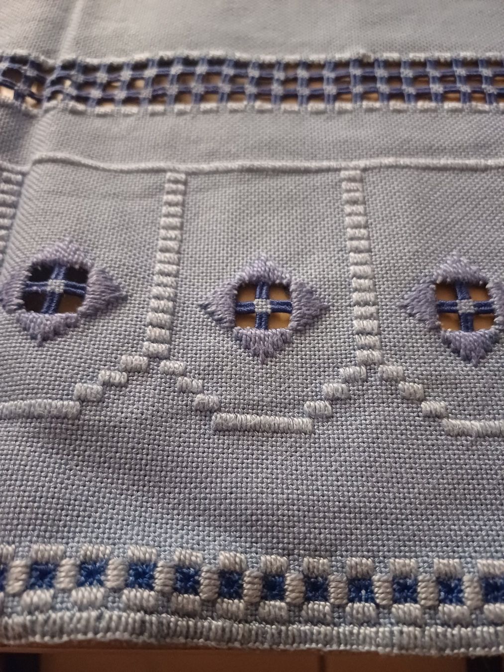 Decken: Tischläufer mit Hardanger Stickerei – Gebraucht aus Windlach von lanuj 1