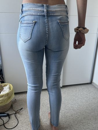 Helle Skinny Jeans mit Used-Look, Grösse 34, Top Zustand!