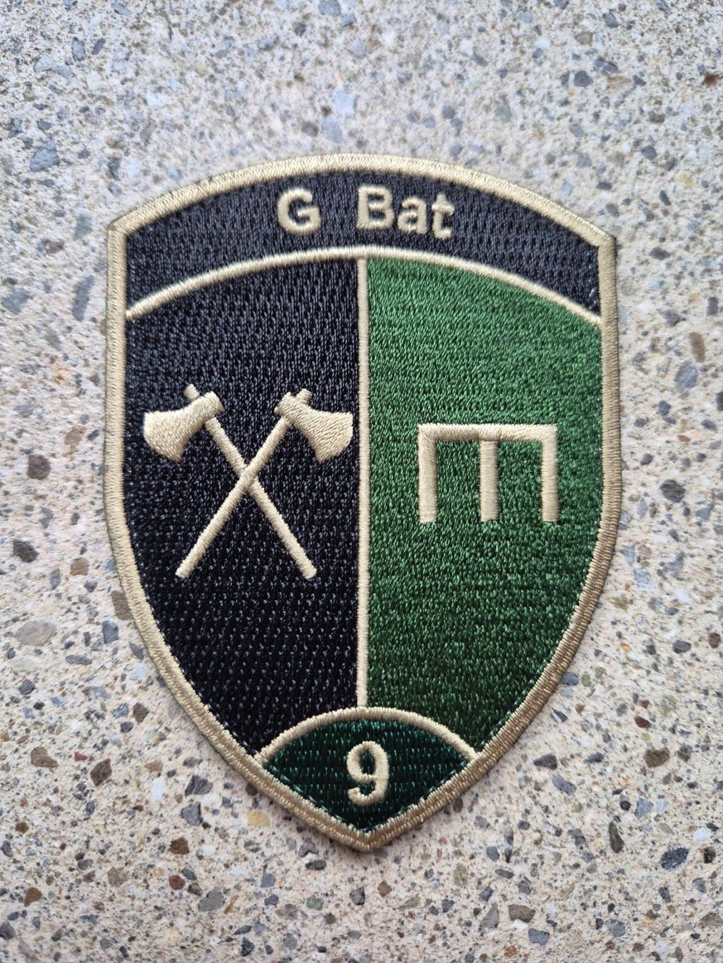 Schweizer Armee Plaketten & Abzeichen: *** Badge G Bat 9 mit klett *** – Neu und originalverpackt aus Riedholz von fr_sIruP