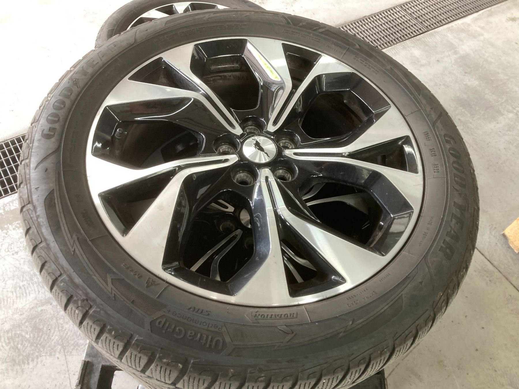 Ford Pneumatici & Ruote complete: Ford Mustang Mach E Winterräder 225/55R19 – Usato da Cham venduto da WB2223 2