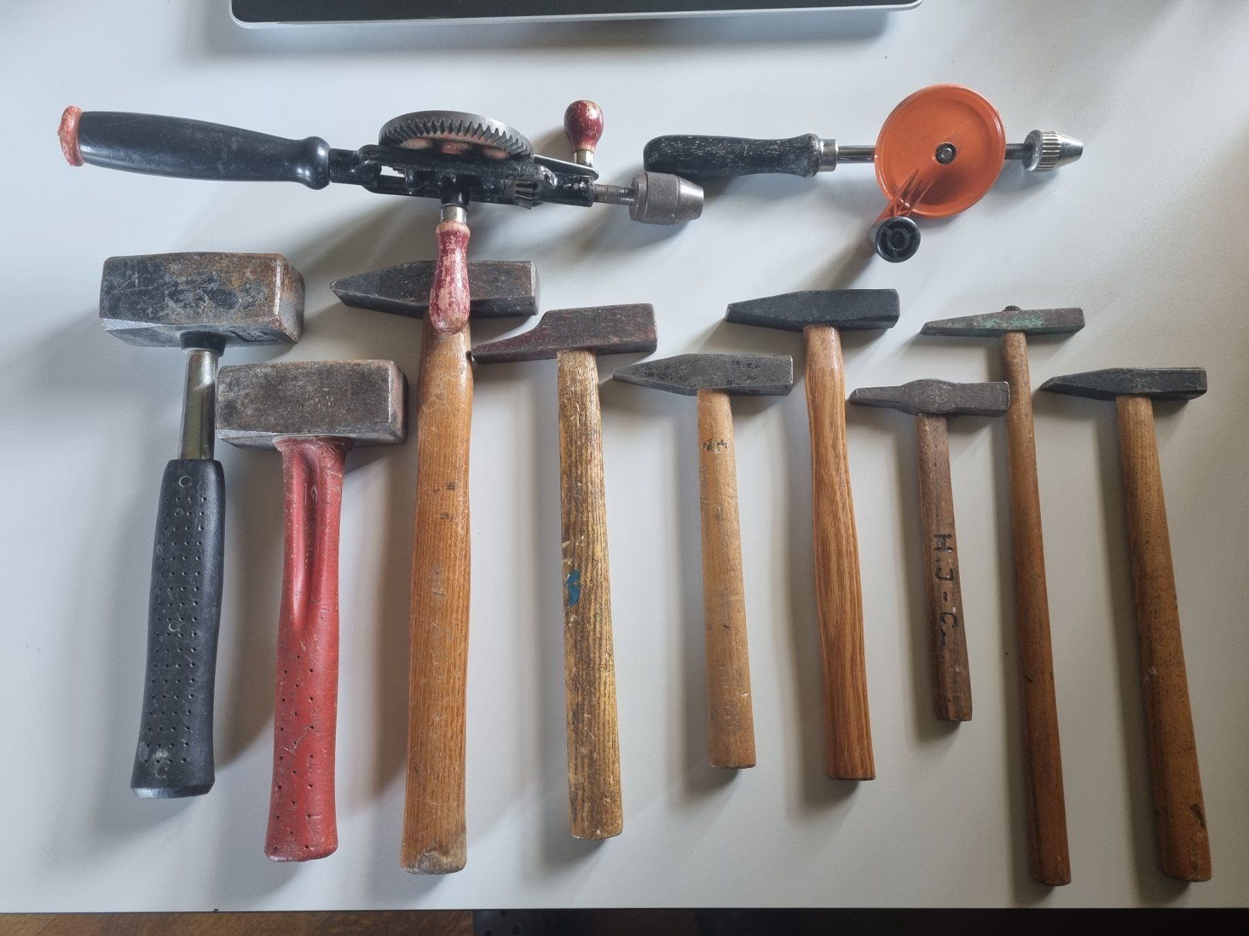 Alle Werkzeuge: Jeu de 7 marteau, 2 massette et 2 foret à main – Gebraucht aus Echandens von Dicot 1