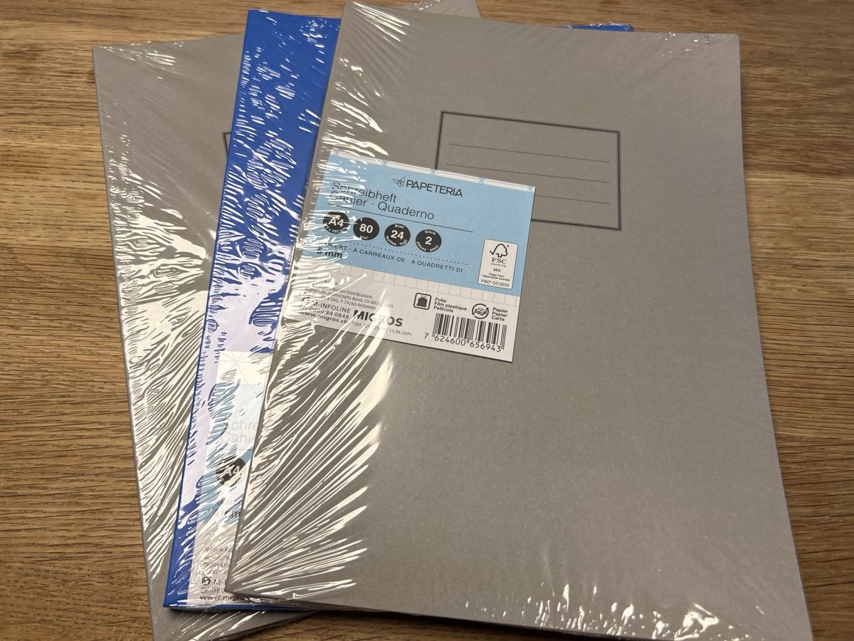 Blocchi: Originalverpackte A4 Schreibhefte kariert, 3 Stk – Nuovo e nell'imballaggio originale da Horgen venduto da Goofy123