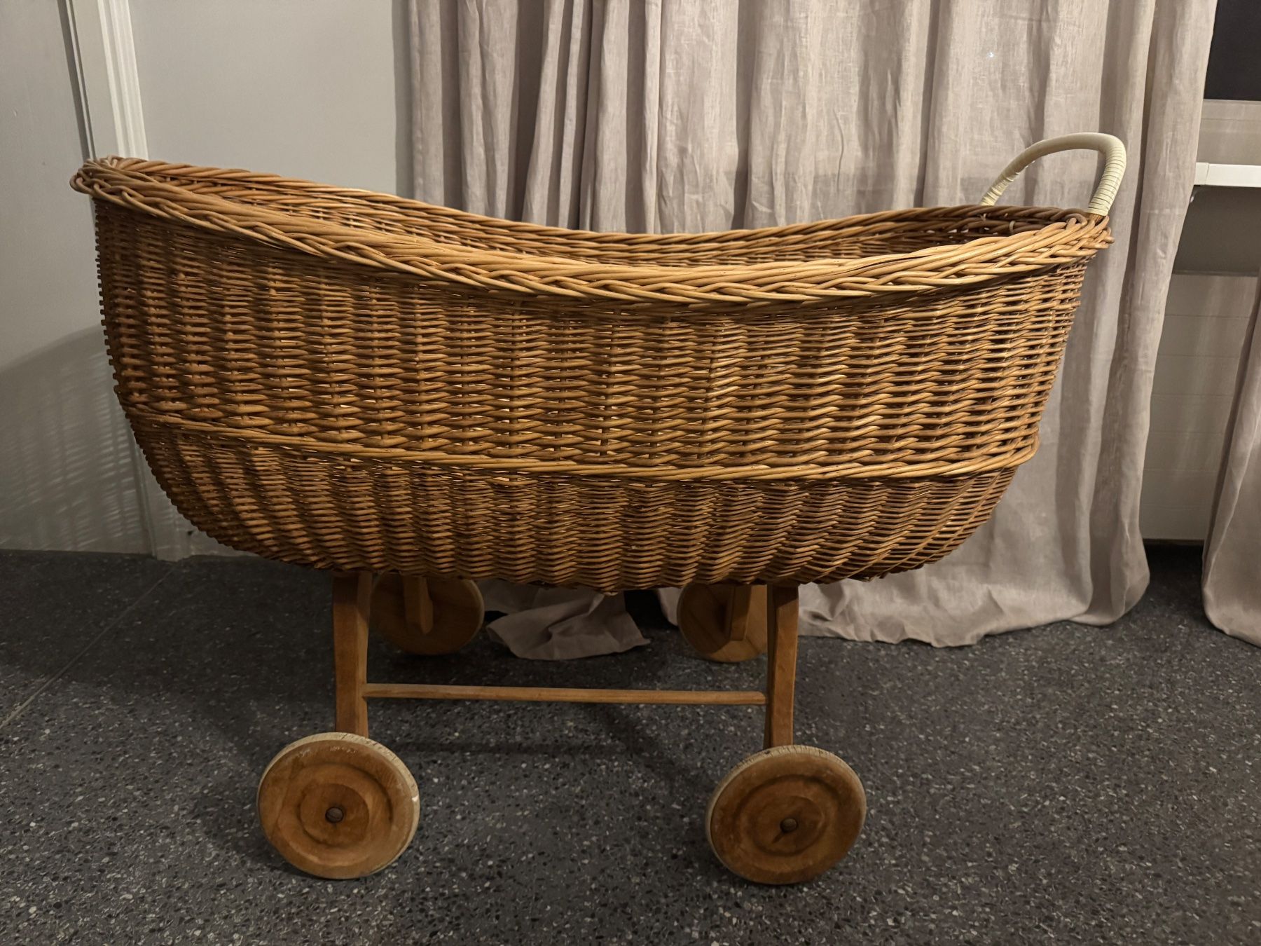Wiegen & Stubenwagen: Stubenwagen antik – Gebraucht aus Olten von Kaufhauskrone 3